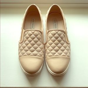 Steve Madden tan quilted slip on